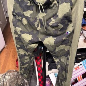 Champion men Camo Jogger Pants - Green size medium